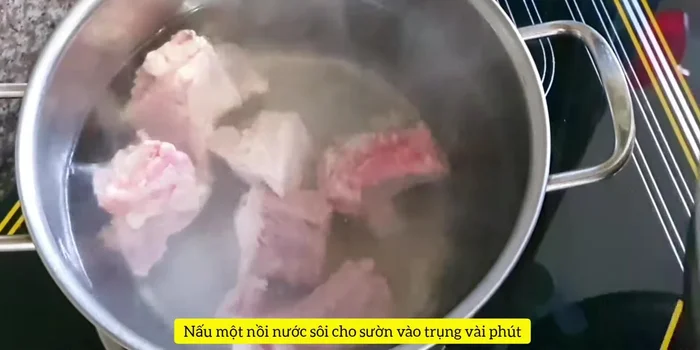Nấu sườn với nước sôi khoảng vài phút, vớt ra rửa sạch để ráo.