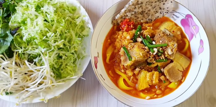 Sườn và thịt ba chỉ rửa sạch, ngâm 10 phút trong nước pha giấm và muối. Thịt ba chỉ cạo sạch lông.
