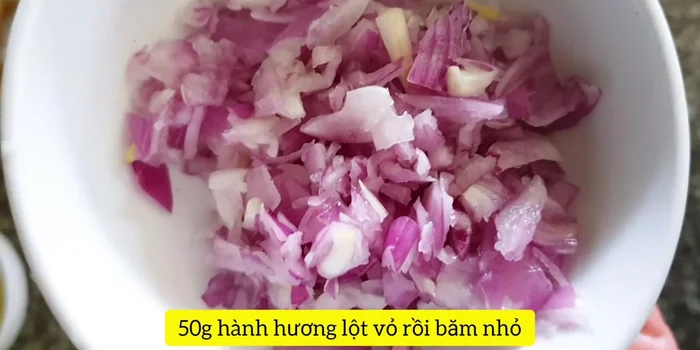 Bằm nhỏ hành hương. Tôm khô ngâm nước nóng cho mềm, rửa sạch rồi xay sơ.