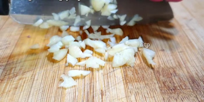 Đập dập, băm nhuyễn tỏi, hành tím và ớt.