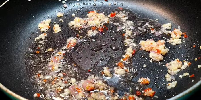 Cho giấm, đường, nước mắm và tương ớt vào chảo, khuấy đều cho tan đường.