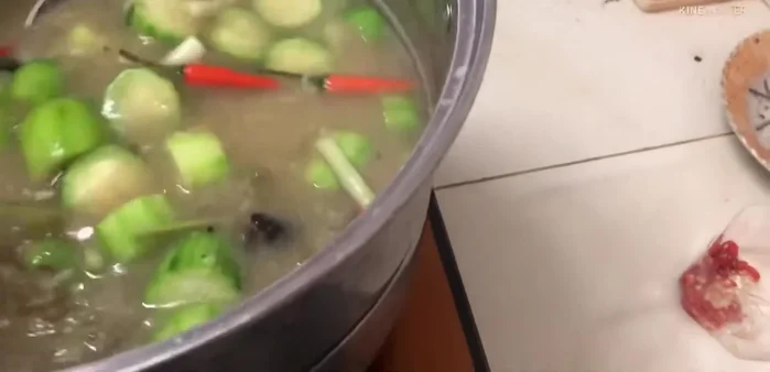 Cho mồng tơi, cải bẹ xanh, mướp vào cháo, nấu đến khi rau chín mềm.
