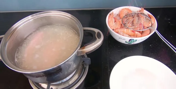 Luộc thịt ba rọi: Luộc thịt khoảng 20 phút cho mềm, sau đó vớt ra ngâm vào tô nước đá cho nguội và không bị thâm đen. (101.19)