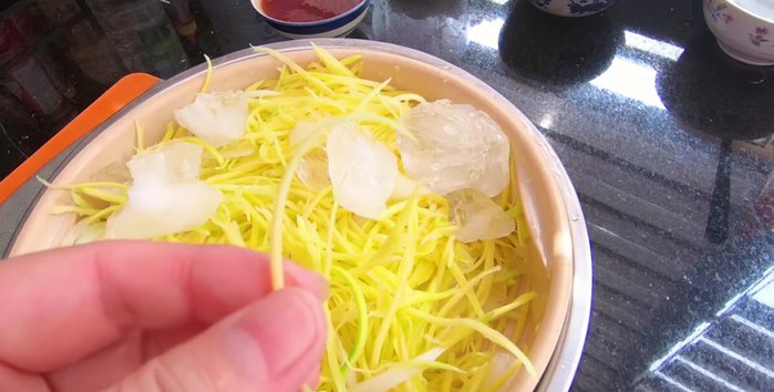 Sơ chế hành tây: Thái lát mỏng, ngâm vào nước đá để giảm mùi hăng. (184.14)