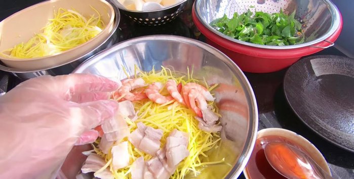 Trộn gỏi: Cho xoài, tôm, thịt ba rọi vào tô. Thêm 1/2 lượng nước trộn gỏi, trộn đều. Sau đó, thêm phần nước trộn gỏi còn lại, trộn đều lần nữa để gỏi thấm đều gia vị. (255.239)