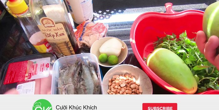 Chuẩn bị nguyên liệu: xoài, hành tây, đậu phộng, tôm, thịt ba rọi, nước mắm, tương ớt, đường, muối, giấm/chanh, rau thơm, bánh phồng tôm (tùy chọn).