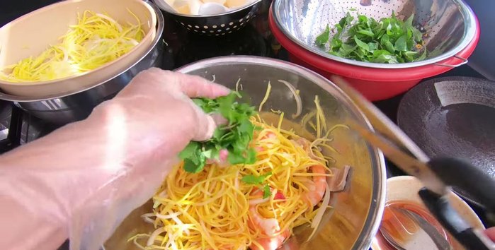 Thêm rau thơm và đậu phộng: Cho rau răm/rau húng và đậu phộng rang lên trên cùng. (313.95)