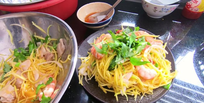 Xếp gỏi ra đĩa và thưởng thức. (323.58)