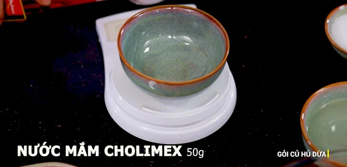 Pha nước mắm chua ngọt: 50g nước mắm ngon, 60g đường, nước lọc, nước cốt chanh (tùy chỉnh theo khẩu vị). Nếu làm nhiều, đun nhỏ lửa cho đường tan.