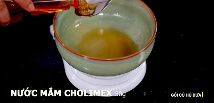 Pha nước sốt: 50g nước mắm ngon, 50g đường, 150g nước lọc, 75g nước cốt chanh, 50g tương ớt. Nếu làm nhiều, đun nhỏ lửa cho đường tan, rồi để nguội, thêm nước cốt chanh.