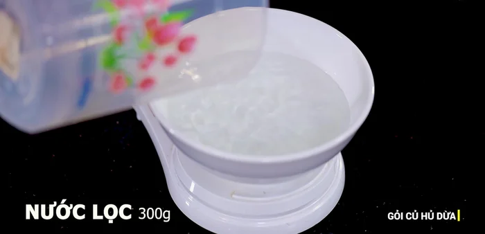 Pha nước ngâm củ hủ dừa và cà rốt: 300g nước lọc, 100g đường, 100g giấm, 10g muối. Ngâm củ hủ dừa và cà rốt vào hỗn hợp này khoảng 10 phút, vớt ra để ráo.