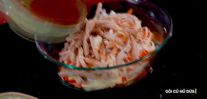 Trộn gỏi: Cho củ hủ dừa, cà rốt, hành tây, rau răm vào tô. Thêm nước sốt, trộn đều. Điều chỉnh lượng nước sốt sao cho vừa ăn.
