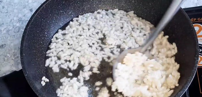 Chiên cơm: Cho dầu ăn vào chảo nóng già, cho cơm khô vào chiên đến khi hạt cơm giòn, bong ra.