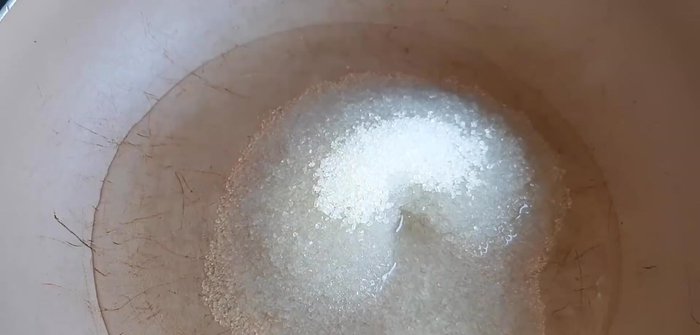 Làm hỗn hợp đường: Cho 100ml nước, đường, nước cốt chanh vào chảo chống dính, đun sệt lại. Thêm một chút muối để tăng vị đậm đà.
