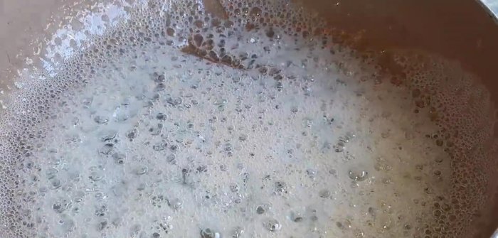 Trộn cốm: Cho cơm khô đã chiên vào hỗn hợp đường, đảo đều cho đến khi đường sệt và bám đều vào cơm.
