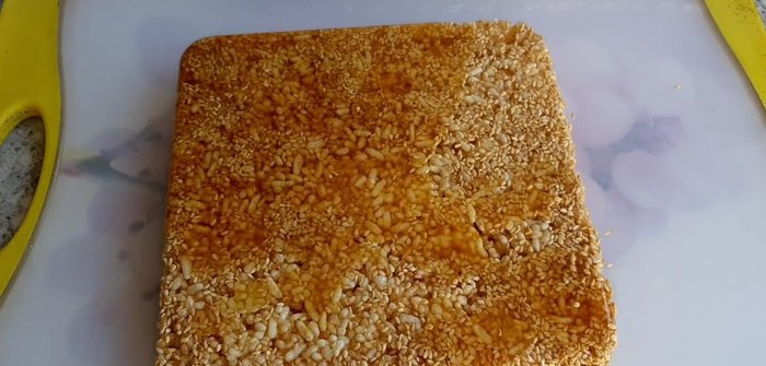 Cắt và thưởng thức: Sau khi nguội, lấy cốm ra khỏi khuôn, cắt thành miếng vừa ăn.