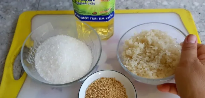 Chuẩn bị cơm nguội: Rửa sạch cơm thừa với nước muối, phơi khô khoảng 1-2 nắng cho đến khi khô giòn.