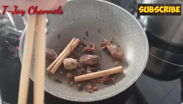Cho hoa hồi, thảo quả vào chảo cho thơm (250.92).