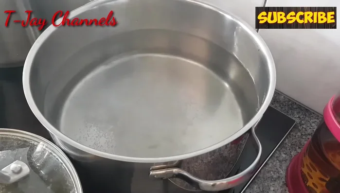Cho 4-4.5 lít nước lọc, một ít muối và tất cả các nguyên liệu còn lại (trần bì, kỷ tử, hoài sơn, đảng sâm, cần tây, vỏ quýt, quế) vào nồi. Đun sôi rồi hạ lửa nhỏ, hầm khoảng 30 phút (292.83).