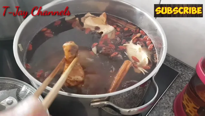 Cho đùi gà đã chiên vào nồi nước dùng, đun sôi rồi vớt bọt, hạ lửa nhỏ liu riu, hầm khoảng 1 tiếng (376.23).
