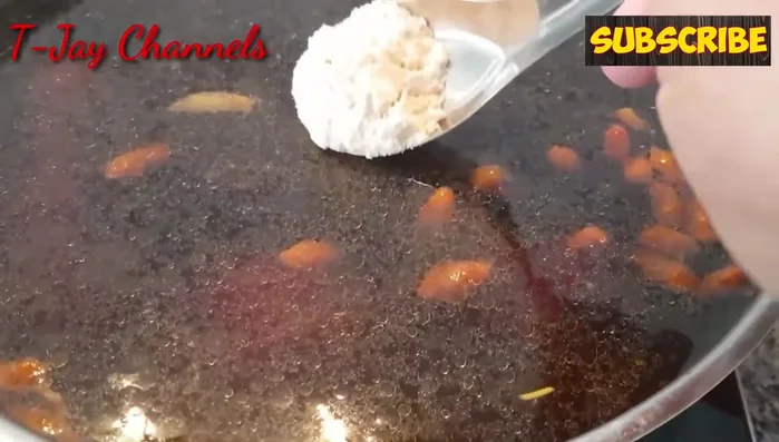 Vớt bỏ quế, hồi, thảo quả. Nêm nếm gia vị (bột nêm gà, muối, đường) cho vừa miệng (457.4).