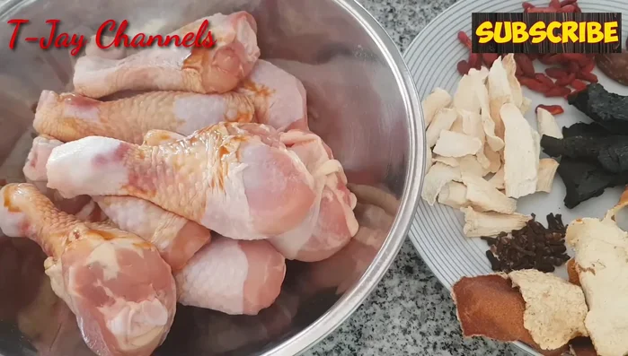 Ướp đùi gà với 1 muỗng canh nước tương và 1/2 muỗng canh hắc xì dầu, trộn đều và để khoảng 15 phút (71.259).