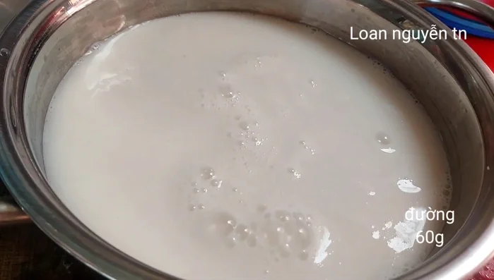 Cho vào nồi 1/3 muỗng cà phê muối, 60g đường (tùy chỉnh độ ngọt), nấu lửa trung bình cho tan đường.