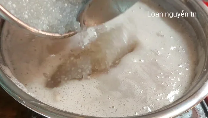Cho bột báng đã luộc chín vào, khuấy đều.