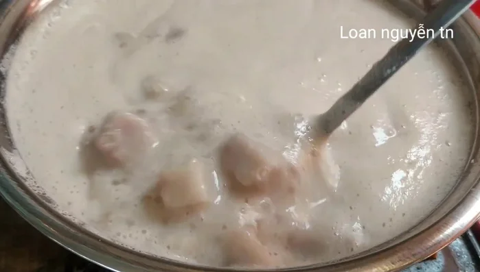Thêm 1 ống vani (hoặc lá dứa), khuấy đều.
