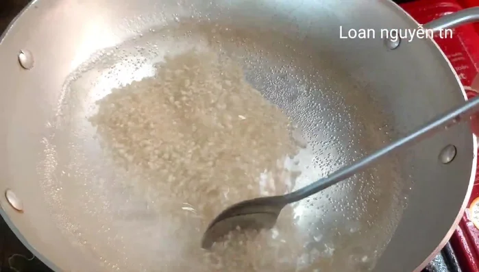 Nấu khoảng nửa lít nước. Khi nước sôi, cho bột báng vào, luộc nhỏ lửa khoảng 10 phút cho chín kỹ.