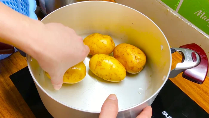 Cho khoai tây vào nồi. Xếp khoai sao cho vừa khít nồi. (112.53)