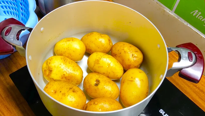 Cho khoảng 2 muỗng canh muối vào nồi. (140)