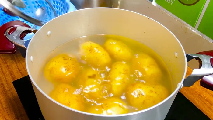 Luộc khoai trong khoảng 20-25 phút. Kiểm tra độ chín bằng cách dùng đũa chọc vào khoai. Nếu đũa dễ dàng xuyên qua thì khoai đã chín. (174.72, 219.51, 227.26)