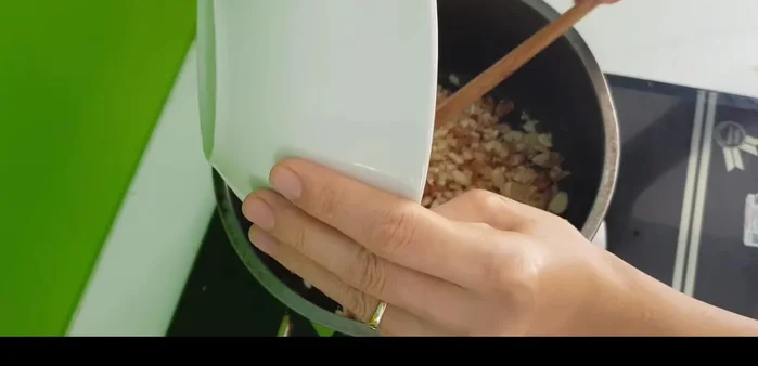 Cho lạc vào đảo sơ qua, thêm chút nước nếu cần (139.239).