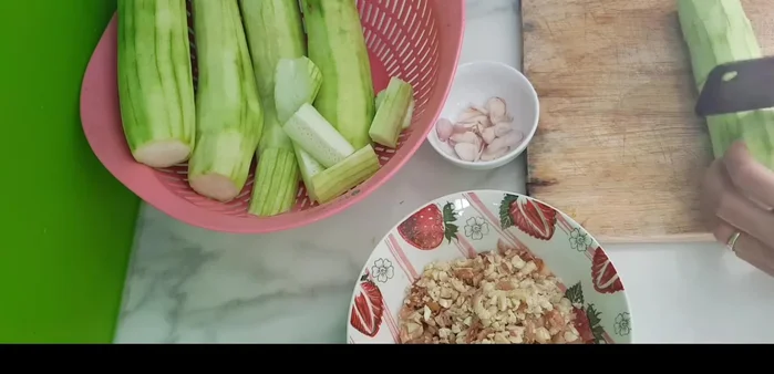 Thái mướp hương thành miếng vừa ăn (81.36). Có thể thái kiểu móng heo hoặc cắt khúc.