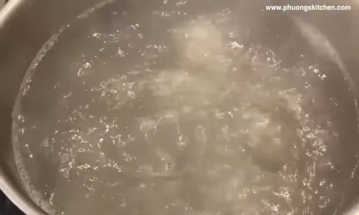 Thêm củ cải trắng, hành, hành tây, tỏi vào hầm cùng.