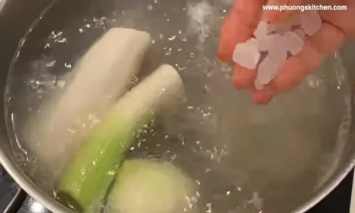 Thêm 1 muỗng cà phê đường phèn (tùy chọn).