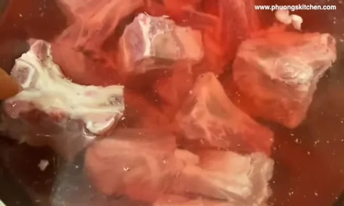 Cho sườn bò vào nước lạnh ngâm 30 phút (hoặc 2-3 tiếng) để loại bỏ máu.