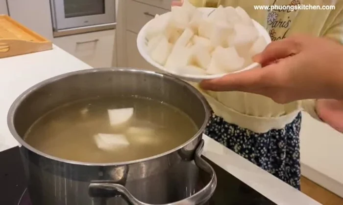 Cho củ cải trắng thái lát vào nước dùng trước khi ăn để tăng vị ngọt.