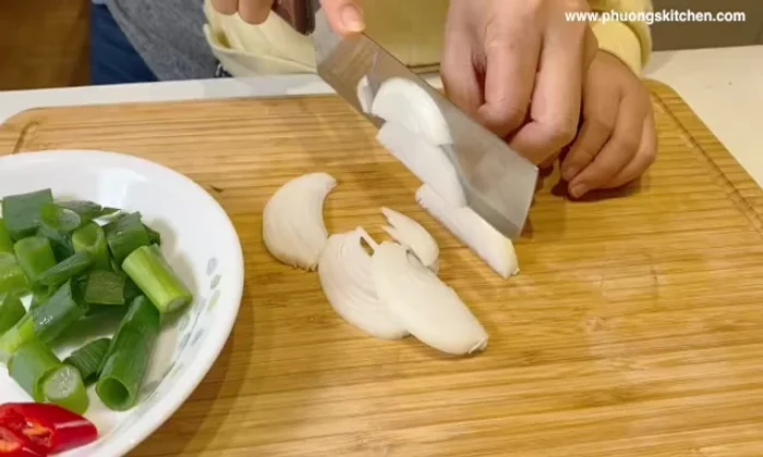 Múc canh ra tô, thêm hành lá, ớt sừng, nấm kim châm, miếng tiêu Hàn Quốc.