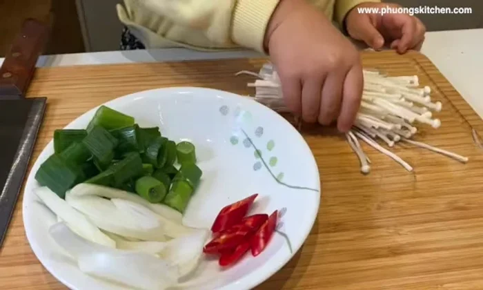 Thêm trứng gà đánh tan, nêm nếm gia vị (nước tương Hàn Quốc, bột ớt, muối, tỏi).