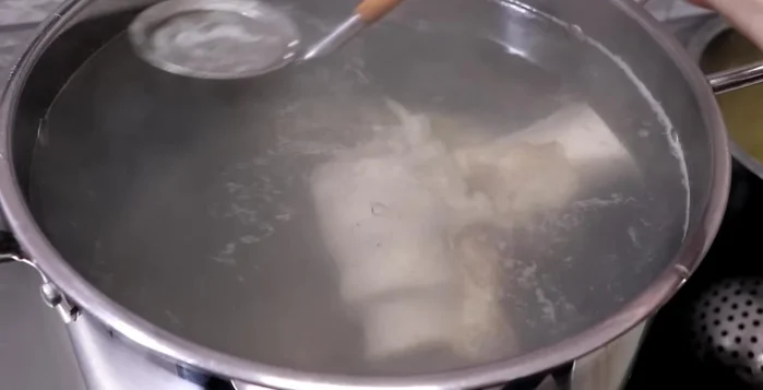 Thêm thịt gầu bò (tùy chọn) để nước dùng thêm thơm và béo.