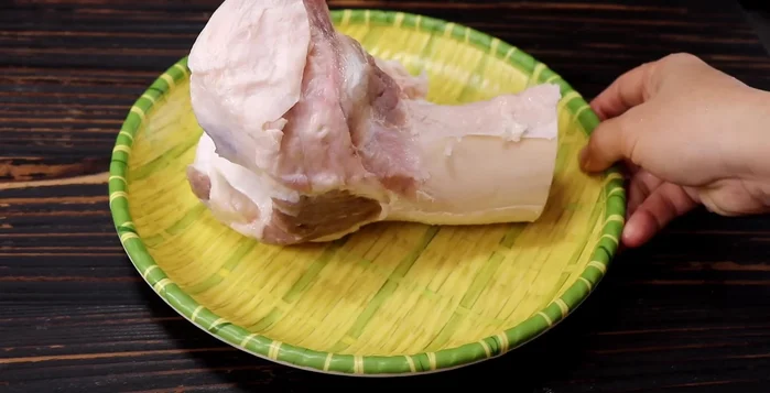 Rửa sạch xương và trụng qua nước sôi với 1 muỗng canh muối hột và gừng.