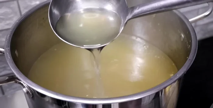 Nêm nếm gia vị (muối, hạt nêm, bột ngọt, đường phèn) theo công thức có hoặc không dùng nước luộc bò viên.