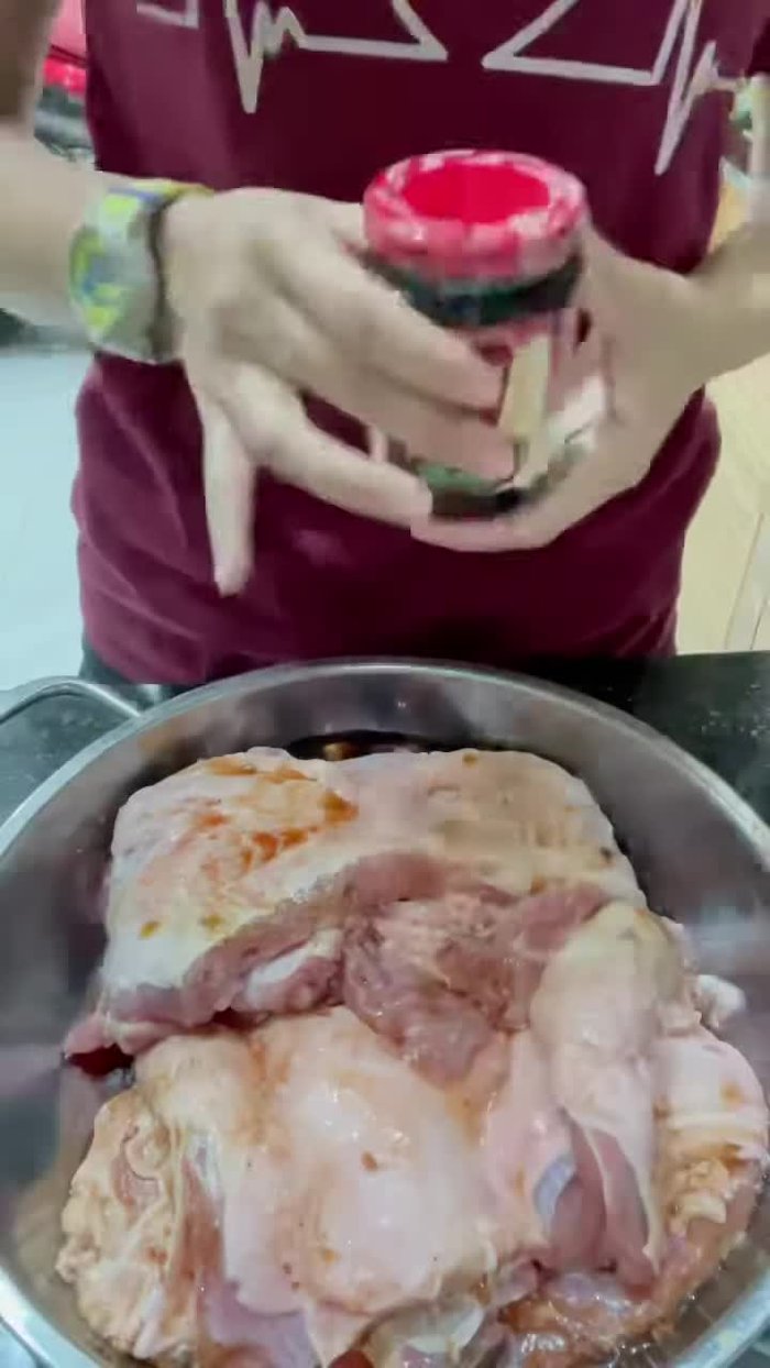 Ướp thịt bò: trộn đều thịt bò với nước tương và gia vị khác. Ướp trong 1 tiếng (5.939)