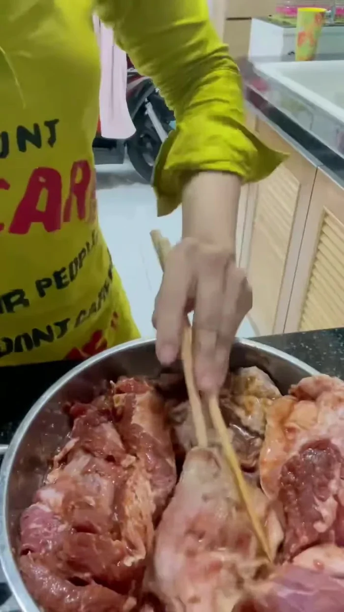 Sau 1 tiếng ướp, cho thịt bò vào nồi chiên không dầu (49.04)