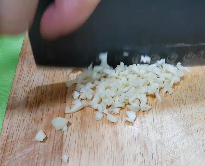 Băm nhỏ tỏi.