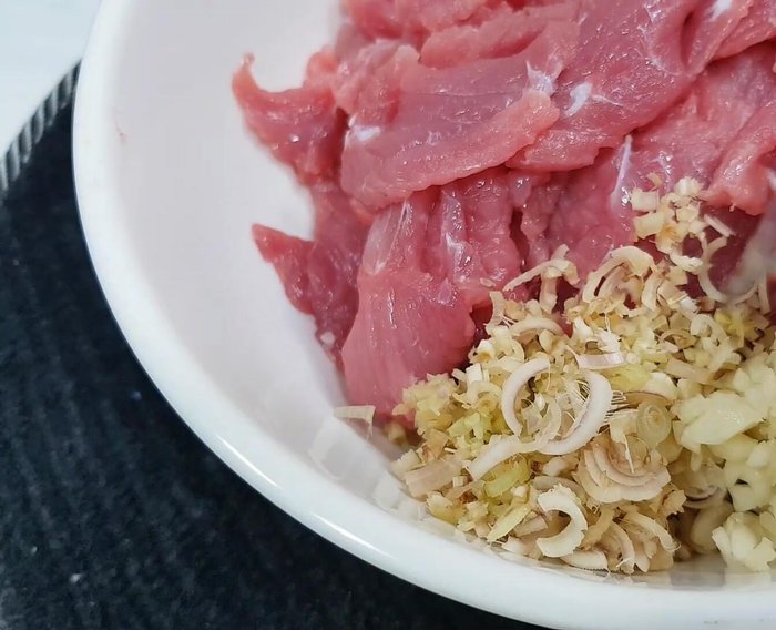 Ướp thịt bò với sả băm (1 muỗng canh), tỏi băm (1 muỗng canh), ớt băm (1 muỗng canh), nước mắm, hạt nêm, đường, tiêu, bột nếp (1 muỗng canh rưỡi). Trộn đều và để khoảng 10 phút.
