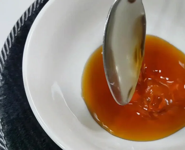 Pha nước chấm: Cho nước mắm, đường, nước cốt chanh, tỏi ớt băm vào chén, khuấy đều.