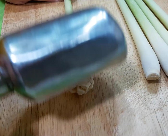 Đập dập và cắt nhỏ sả.